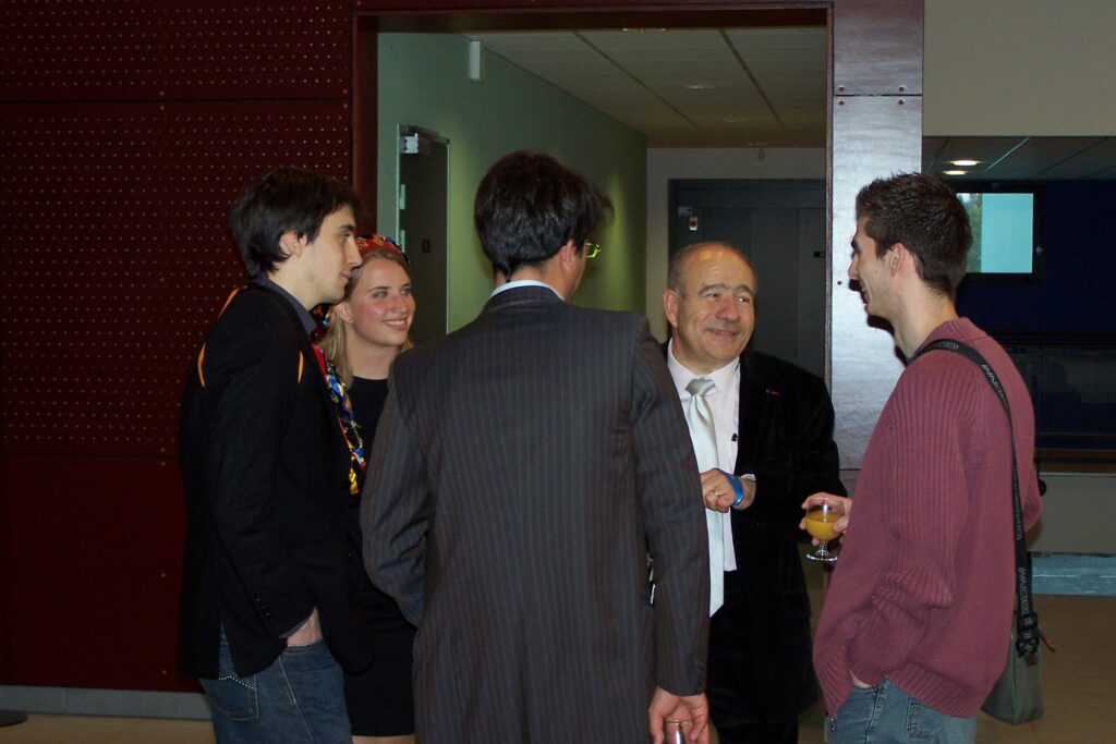 Photo du doyen Roger Gil, en discussion avec des étudiants en médecine après la cérémonie de rentrée solennelle de la Faculté de médecine pharmacie de Poitiers le 26 septembre 2008